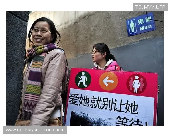 女生占男厕被质疑，教资考试现场冲突升级
